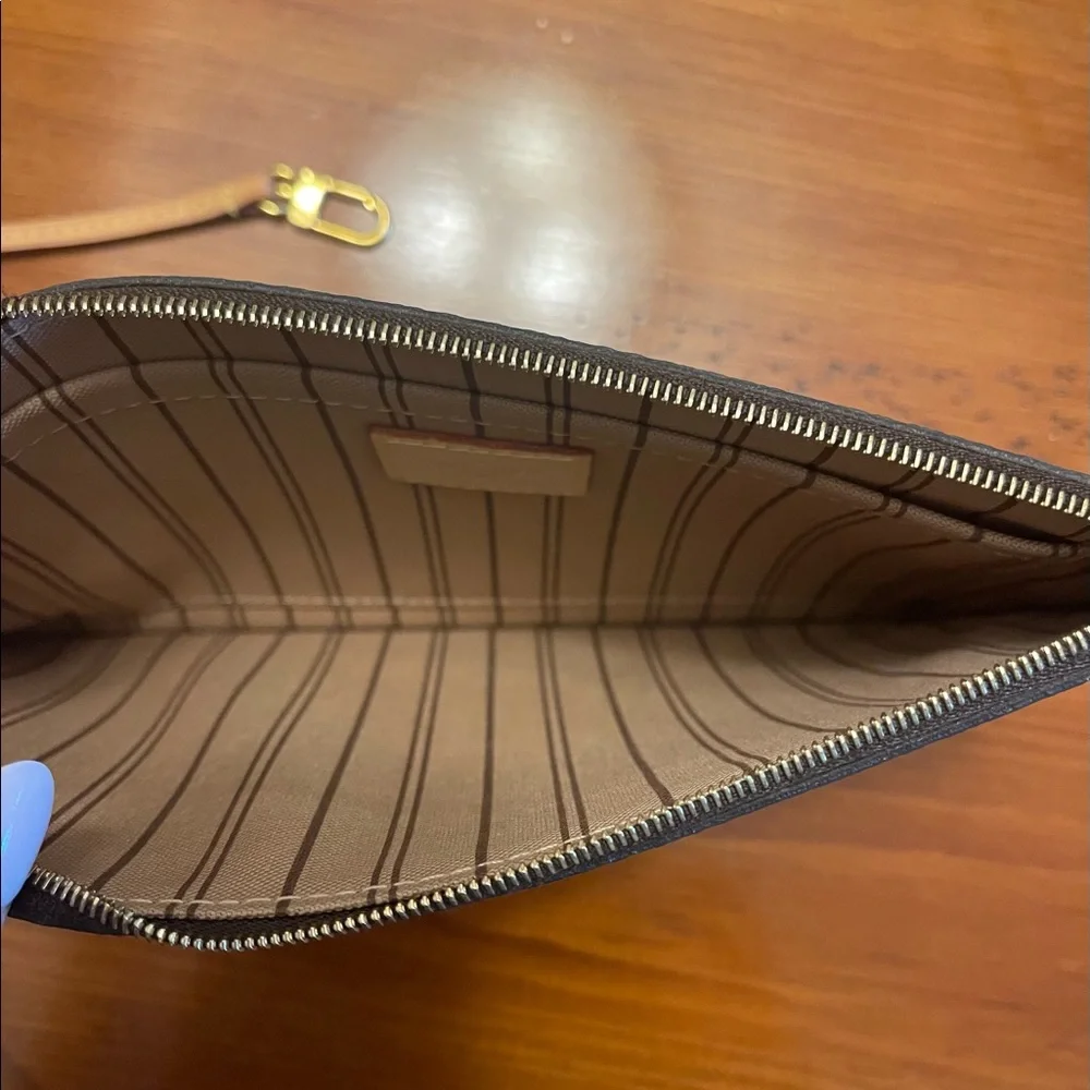 Louis Vuitton Neverfull MM Pouch - Picture 8 of 10